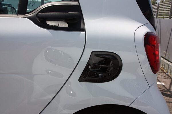 This is the Side Air Intake Scoop for Smart Fortwo 453 in carbon finish.