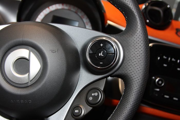 This is the Right Chrome Ring for the Steering Wheel of your Smart Fortwo 453.