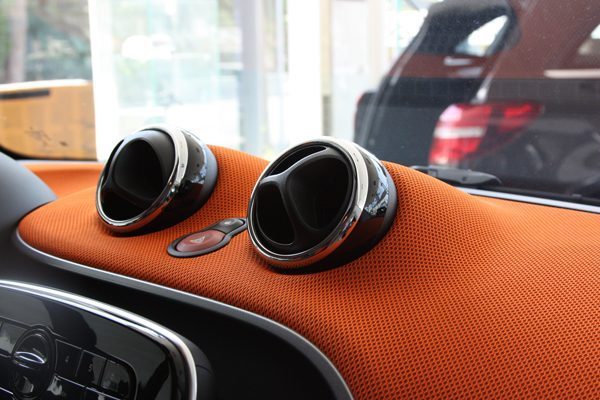 These are the Chrome Rings, which can be installed on the Vents of your Smart Fortwo 453.