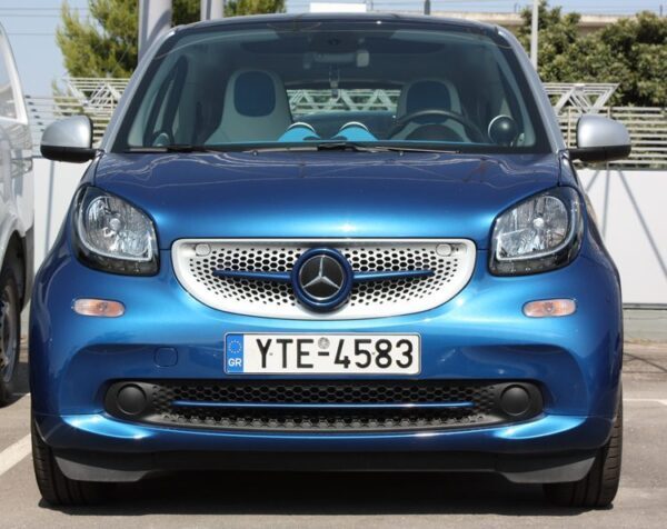 This is the new Smart Fortwo 453, in Midnight Blue Metallic Edition. Its front is tuned by Smart Power Design. The Front Grille and the Low Trim Strip Piece have been installed.