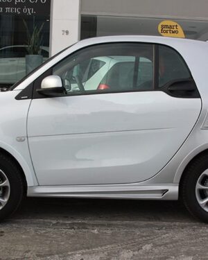 Αυτή είναι η πίσω όψη ενός Smart Fortwo 453 με εγκατεστημένες τις προεκτάσεις φτερών της Smart Power Design, σε χρώμα Moon White και Silver Silver Metallic Tridion.