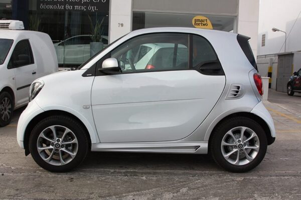This is the side view of the Fender Flares installed on a Smart Fortwo 453 in Moon White color with Cool Silver Metallic Tridion color.