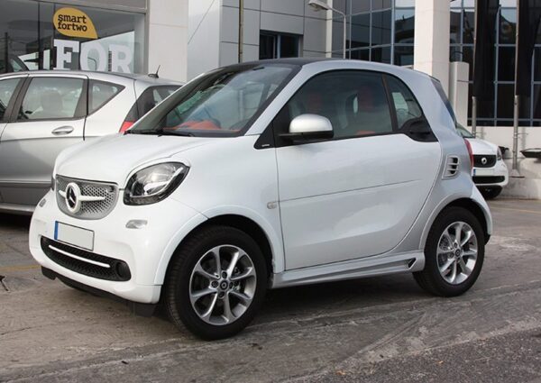 This is the new Smart Fortwo 453 in White color and Silver Tridion. All the SmartPower Design's accessories and kits are installed on it.