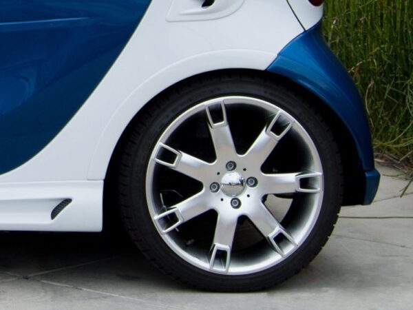 This is the rear ending of the Side Skirts installed on a Smart Fortwo 451, in white color. The Smart Power Design's Fender Flares are also installed.