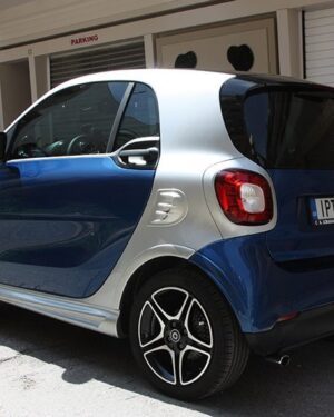 Αυτή είναι η πίσω πλάγια όψη ενός Smart Fortwo 453 με εγκατεστημένες τις προεκτάσεις φτερών, το σκουπάκι και τις πλαϊνα σπόιλερ.