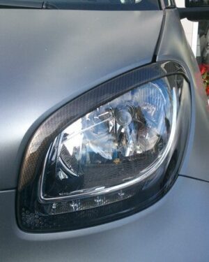 This is the left Headlight Eyebrow, installed on the Smart Fortwo 453, in Look Carbon finish.